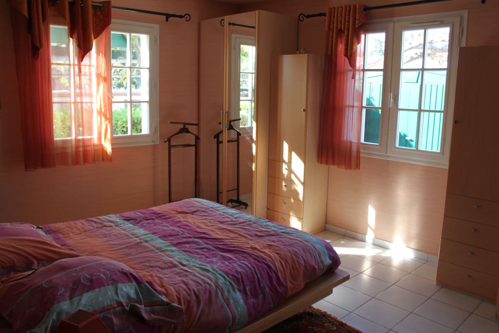 Chambre spacieuse et lumineuse.