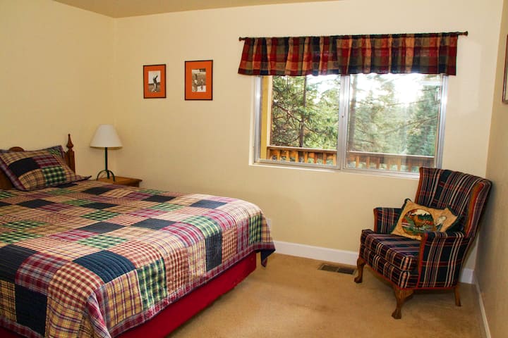 Downstairs: Spyglass Hill Room-King Bed w/ Comfortable Pillow Topper. Sheets, Blankets & Pillows Provided. Airbnb Clean Vacations.