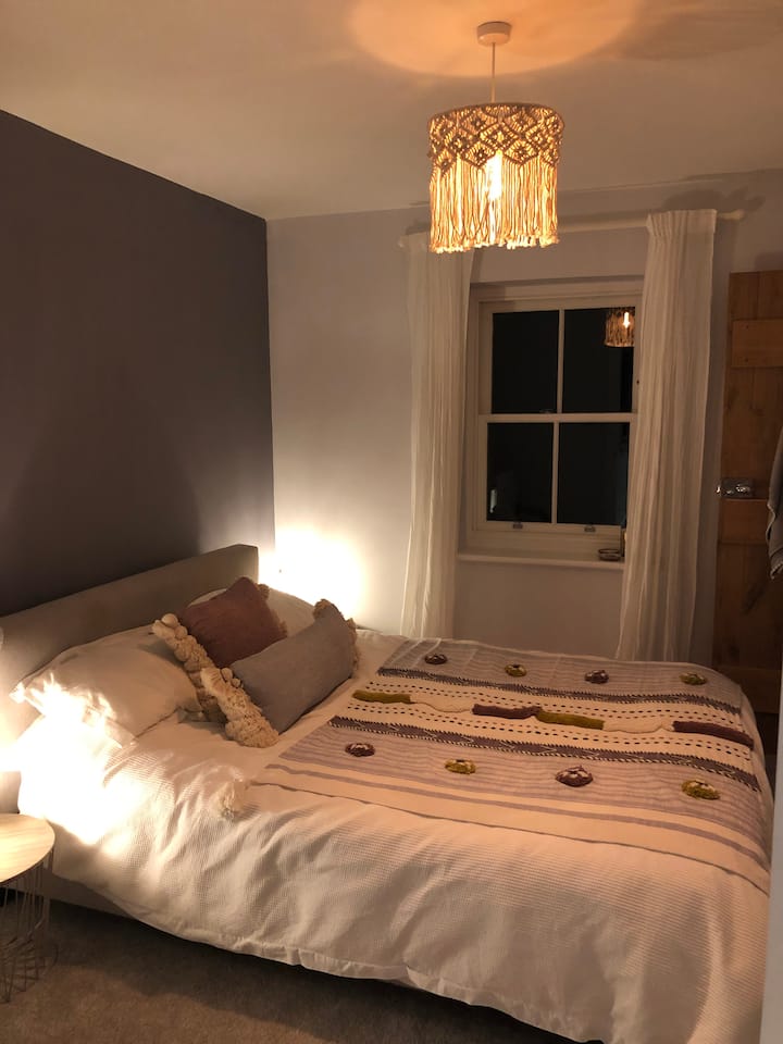 Იასამნისფერი საძინებელი