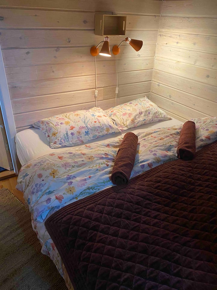 Spálňa 1. Posteľ má 160 cm.