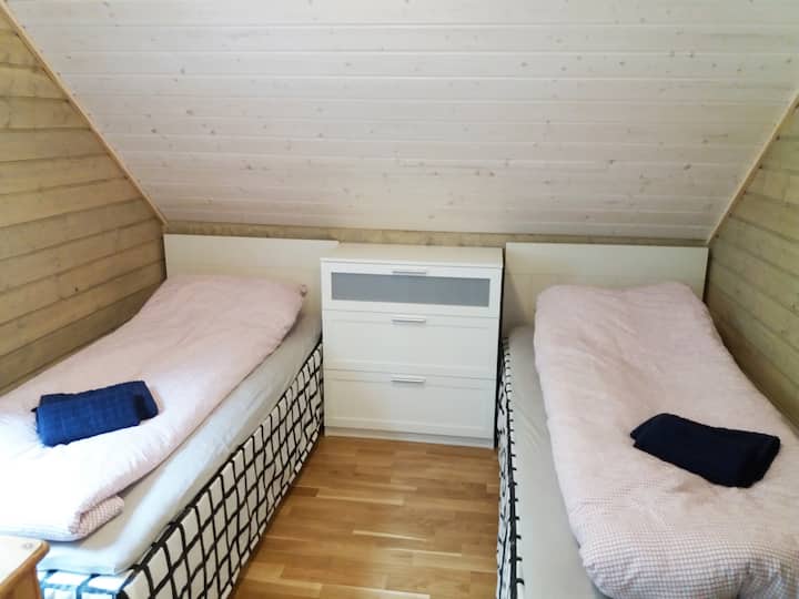 2号卧室配有2张单人床