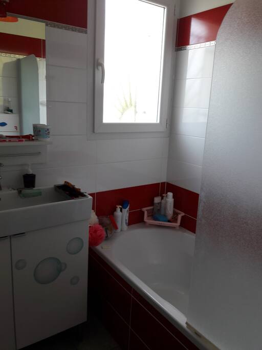 salle d'eau avec baignoire