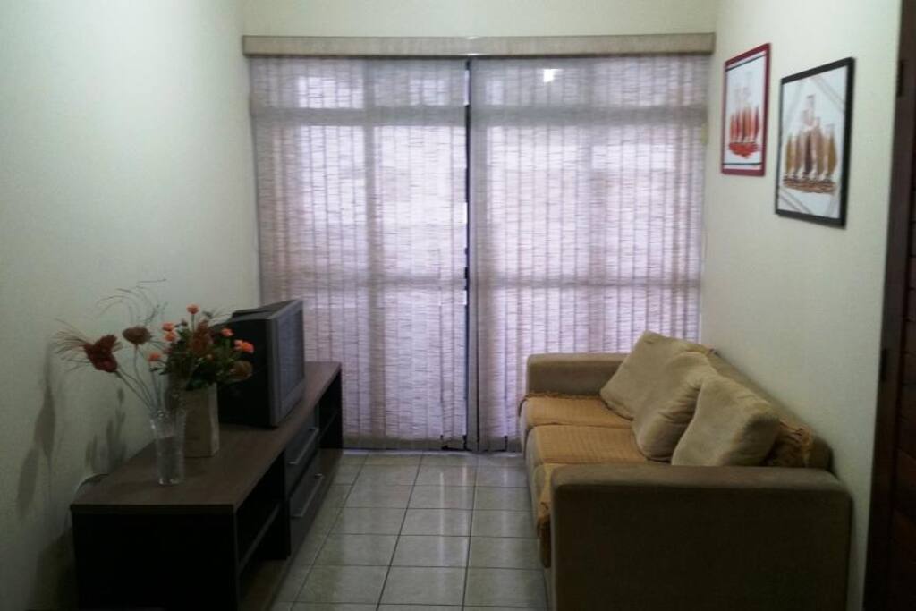 Sala de Estar com Sofá, Tv e Varanda