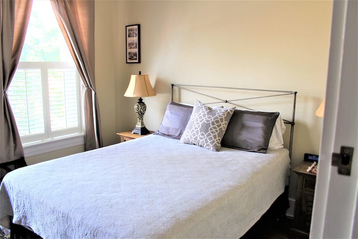 2 - ри етаж - втора спалня с двойно легло, дрешник и бюро