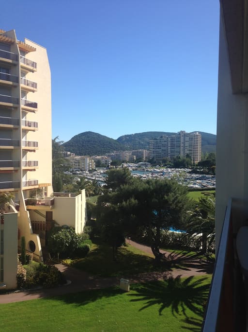 Vue sur le port de la marina (ciel bleu).