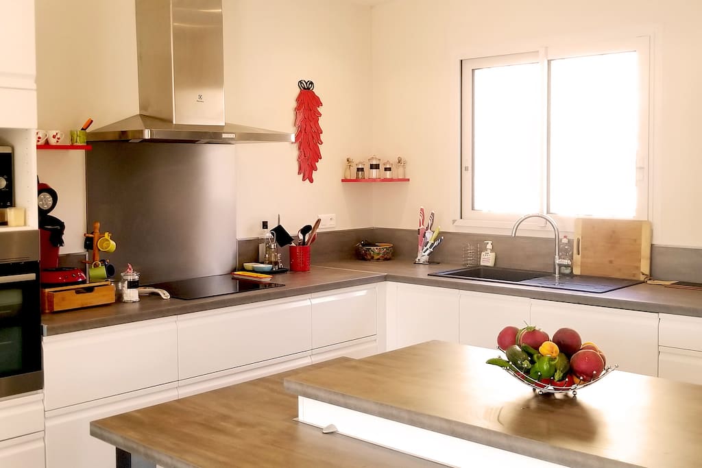 Cuisine toute équipée.
Fully equipped kitchen with 4 seats kitchen island.