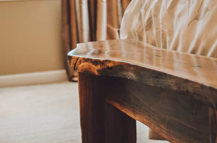 Benchi jeusi la walnut lililotengenezwa kwa mikono.