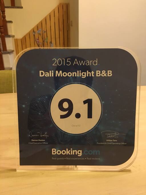 我們除了在airbnb是超讚房東外,我們也收到Booking.com頒發的2015 Award 《住客評分卓越奬》奬牌及Booking.com感謝函,代表我們過去一年,為了提供優質服務、滿足顧客的需求的努力,獲得國際訂房網站的肯定,Booking.com感謝函上寫道:獲頒《住客評分卓越獎》代表我們在Booking.com網站上的80萬間住宿中表現優異,這是一項值得向世界分享的特別成就,同時感謝曾經住過的住客所給予的鼓勵。