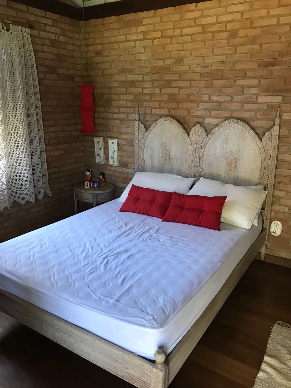 O Interior do chalé-suíte também tem uma cama de casal