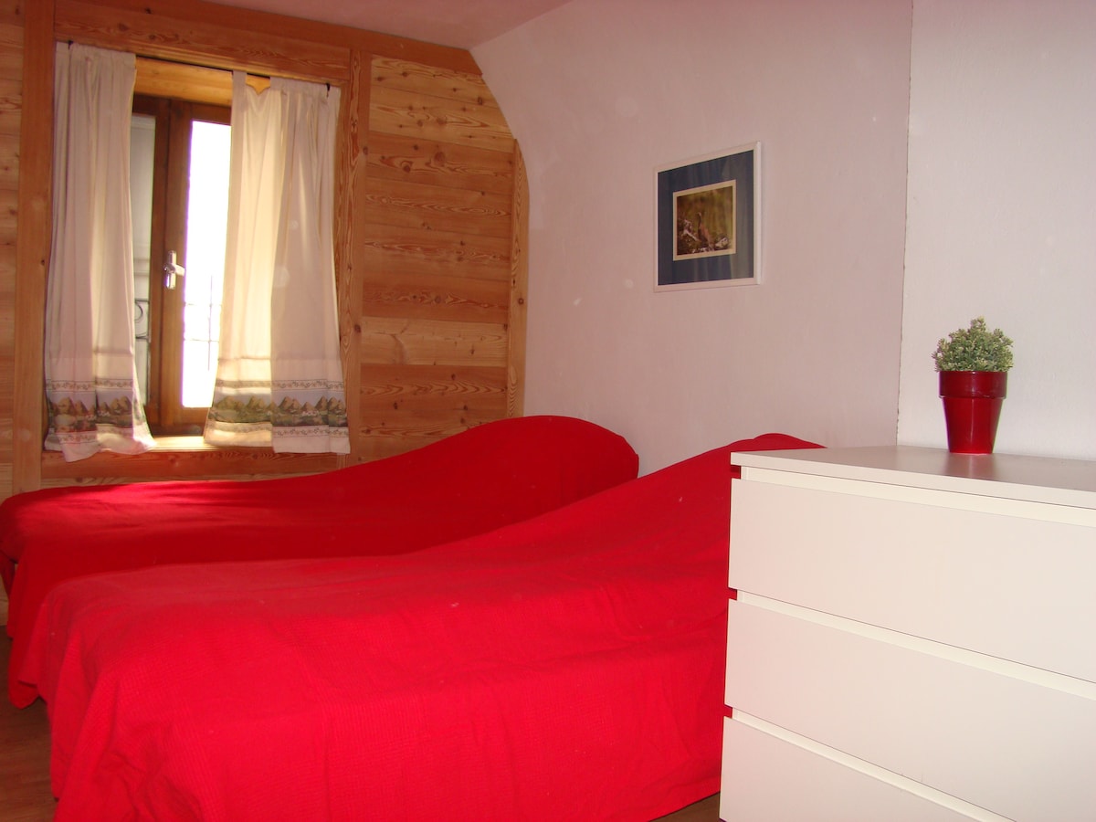 ห้องนอน 3 พร้อมเตียงเดี่ยว 2 เตียง