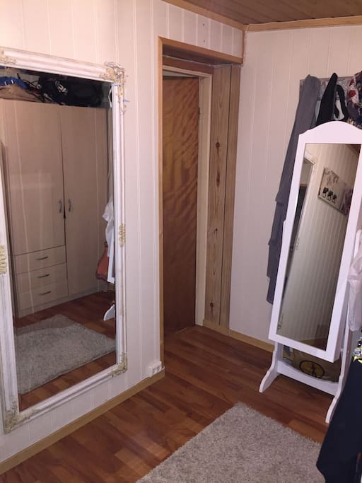 Soverom/bedroom (Gulvet er parkett, spotlight i taket/Woodfloors with spotlights as lights
