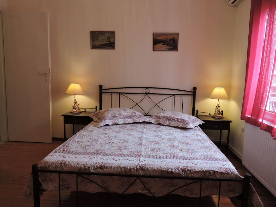 The first bedroom with the queen size bed.
Το πρώτο υπνοδωμάτιο με το διπλό κρεβάτι.