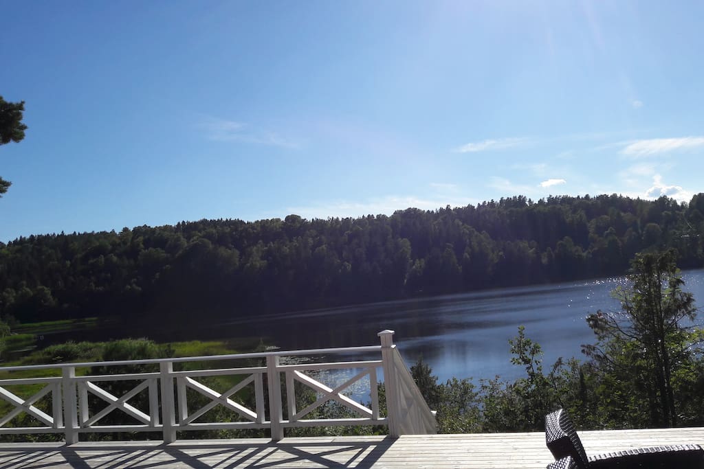 Herlig utsikt fra terrassen, kort vei til vannet .