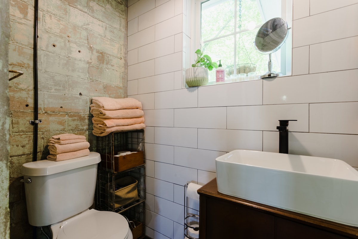Urban Cottage  | Free Bikes | East Austin Stay
