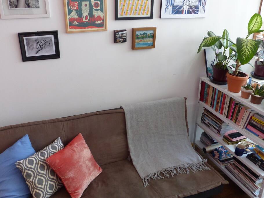 Sala com sofá-cama.