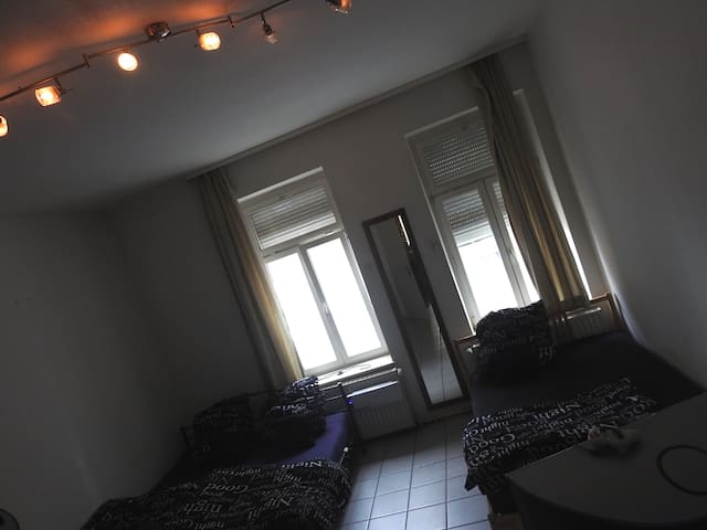 Spacious room, TV, WLAN, PC, XBOX, FREE Parking