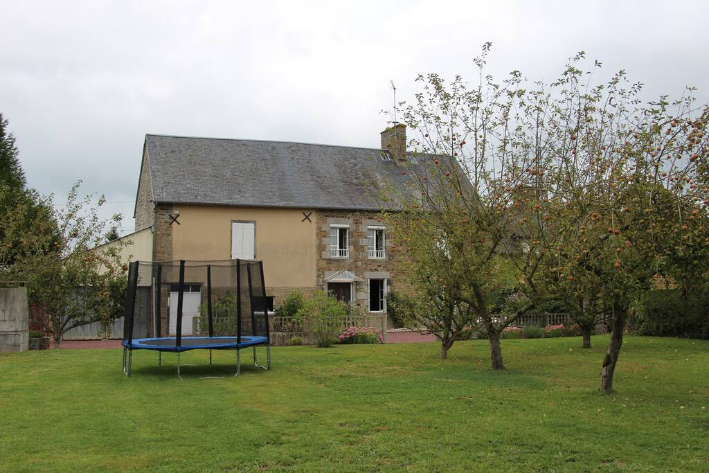 jardin et trampoline