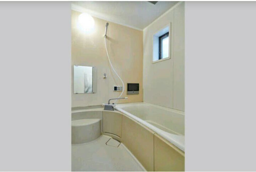 2 clean bathrooms with 24H hot water 乾淨的2個浴室24小時熱水供應