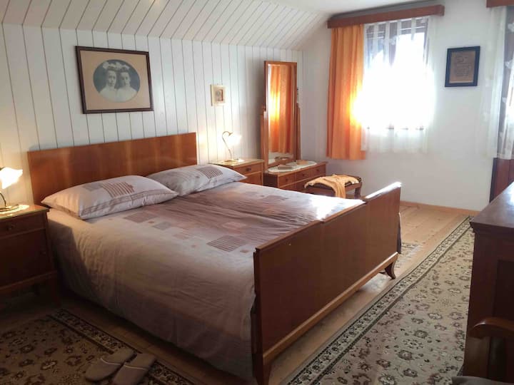 带阳台的古典卧室