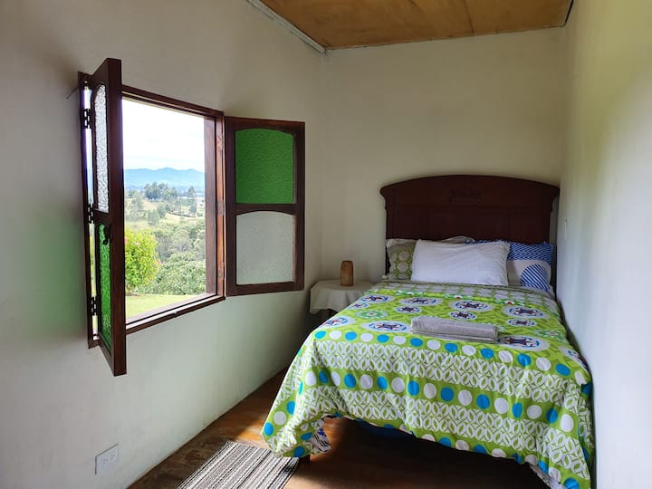 Habitación privada con cama doble y vista al valle de San Nicolas
