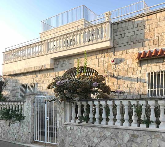 splendid villa a stone’s throw from the sea