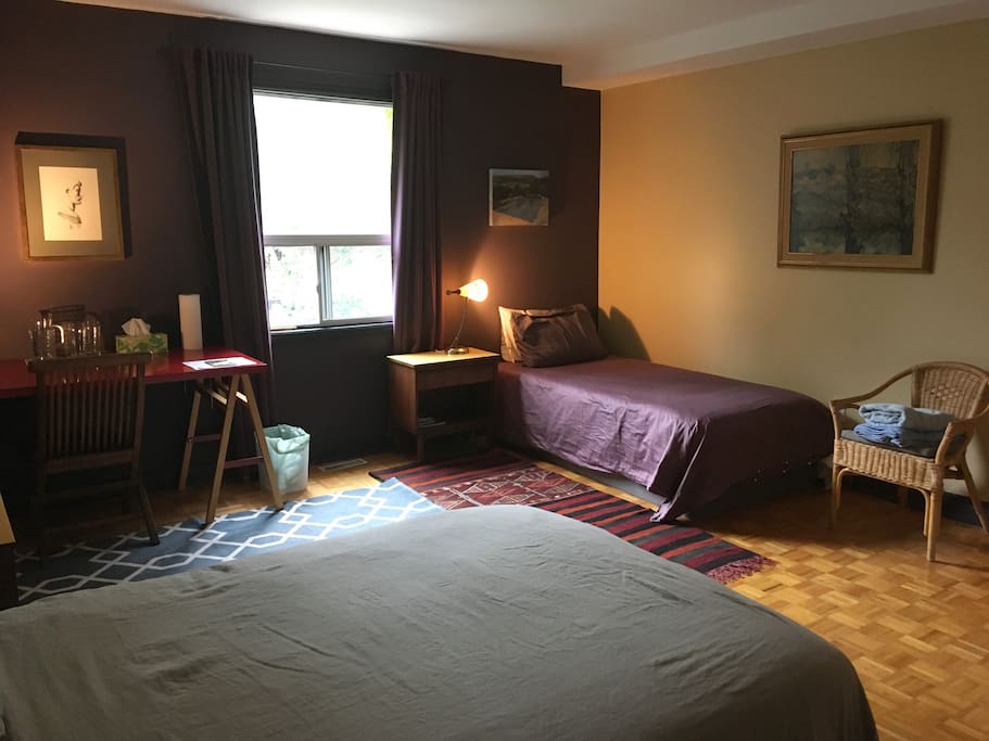 Guest bedroom: 15' x 12 '
Double bed + single bed + ensuite bathroom