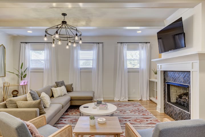 East Nashville Charmer – The Dolly Llama