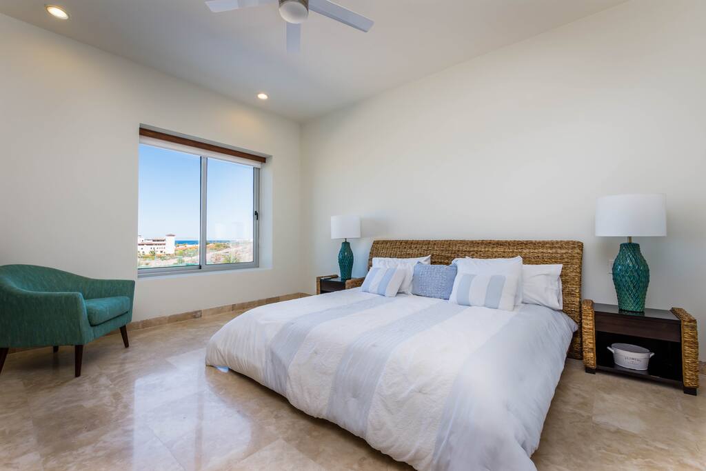 Espaciosa recámara con cama king size y vista al mar