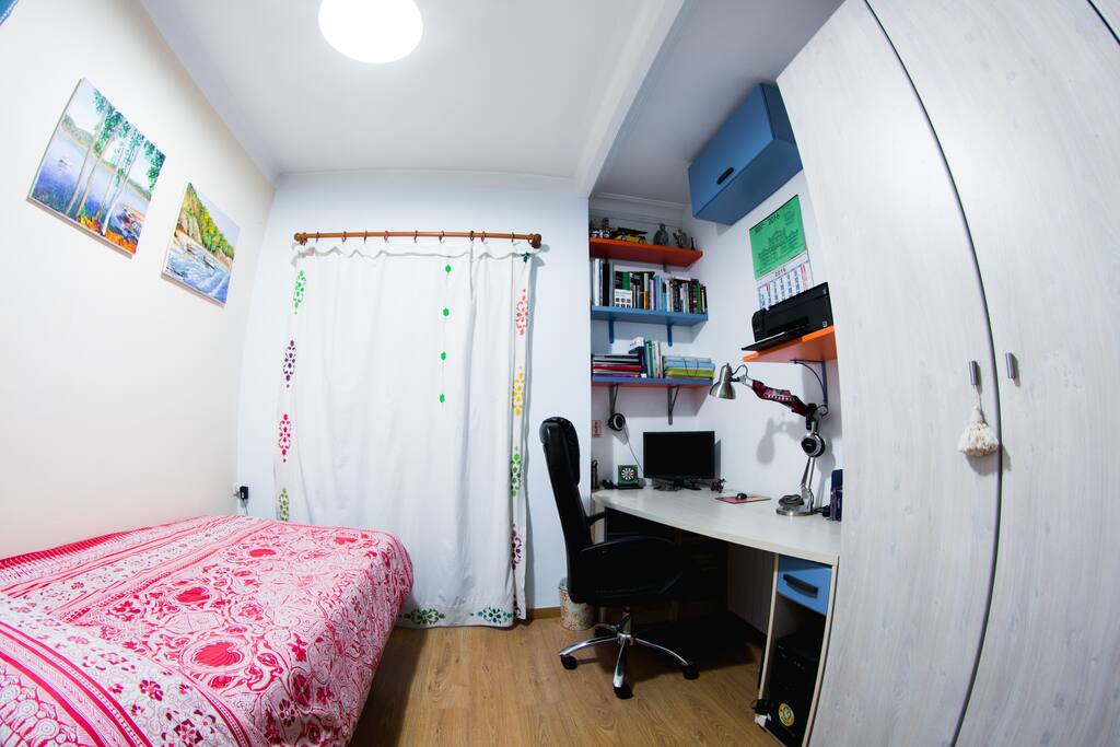 Desk: Books, PC, Printer, Wifi