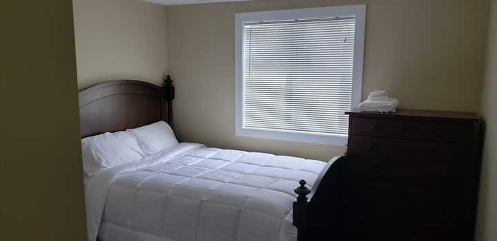 Dormitorio doble tamaño queen.