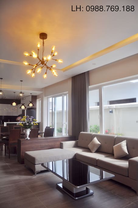 Phòng khách đẹp với tivi màn hình lớn. Bếp rộng có đầy đủ thiết bị nấu nướng và nồi cơm điện cũng như tủ lạnh. Liên hệ chủ nhà: 0988.769.188