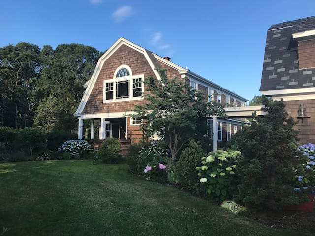 House on Narragansett Bay sleeps 10, 2&1/2 baths