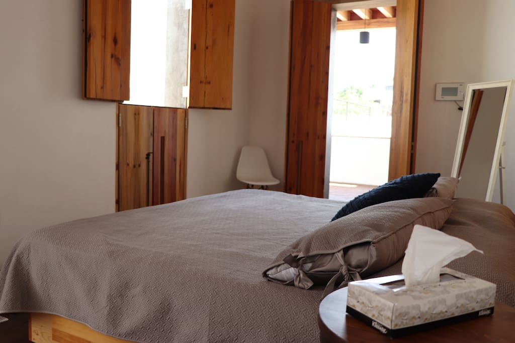 Main bedroom (King size bed)