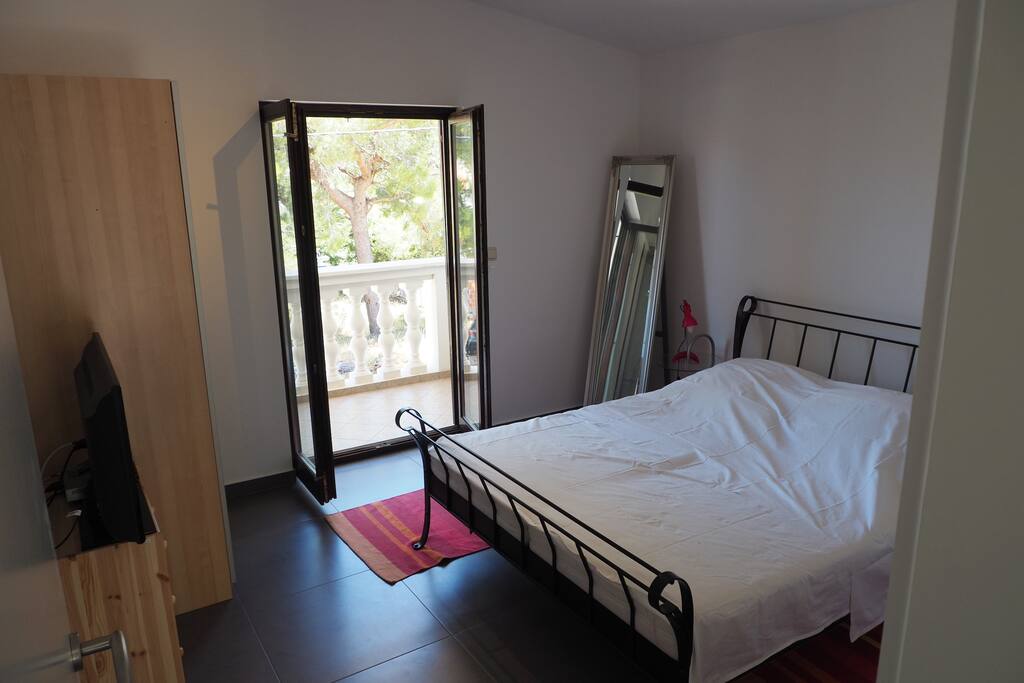 Schlafzimmer 1