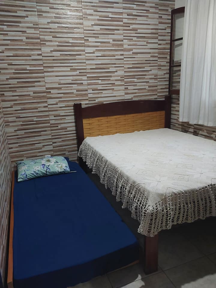 Habitación triple con cama de matrimonio y una cama auxiliar