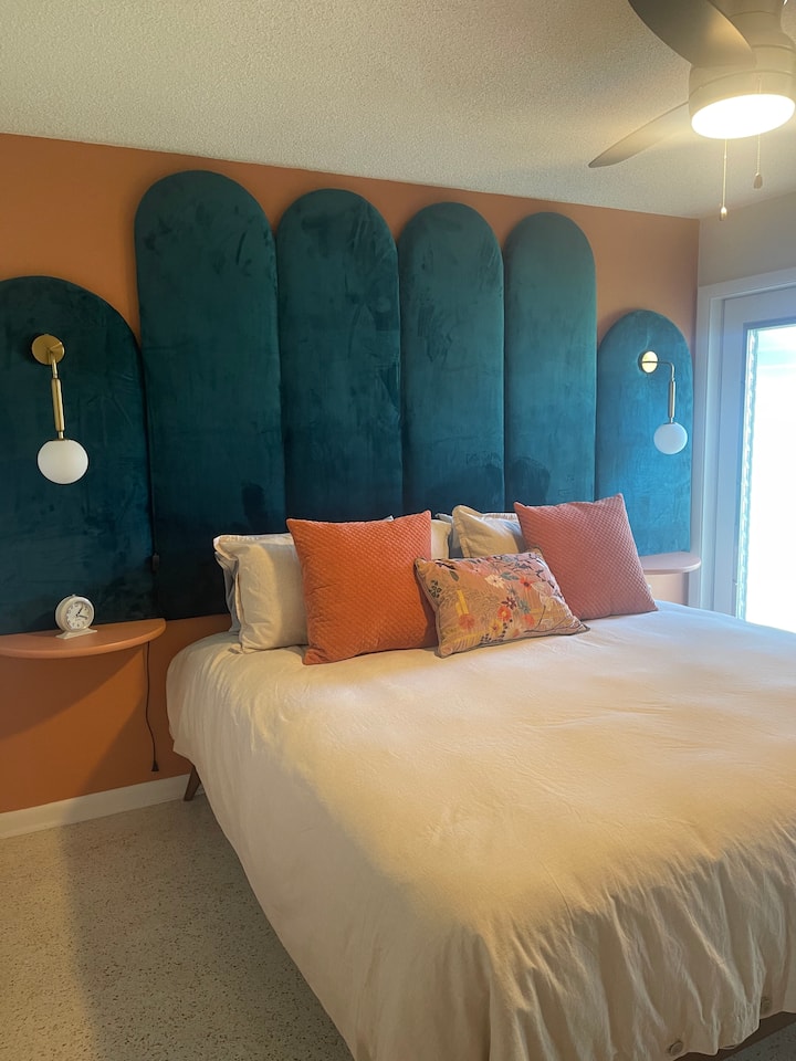 Удобният крал във втората спалня с ретро - вдъхновена тапицирана табла продължава забавното настроение! 