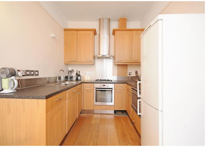 Central Roomy double bedroom in leafy Ealing