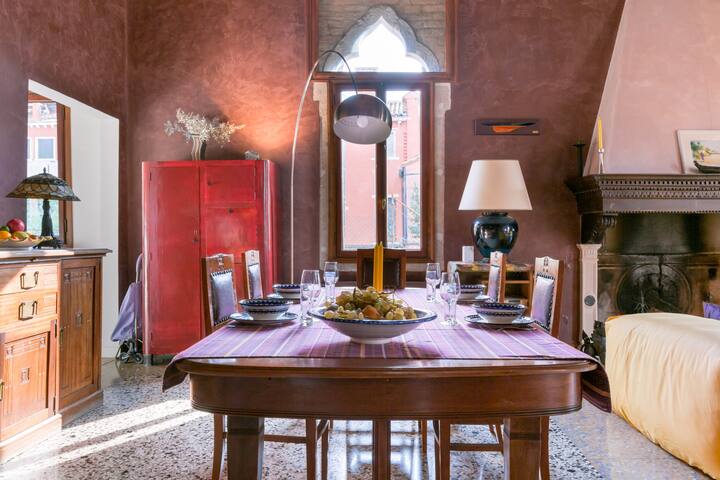 Luxury Historic Apartment on Calm Sunny Canal gallery image 2