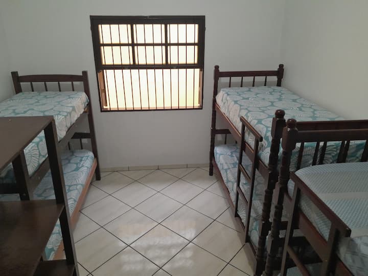 Izba s 03 poschodovými posteľami + knižnica.