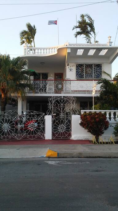 Avenida 32, donde se encuentra ubicado Hostal Casa Blanca.