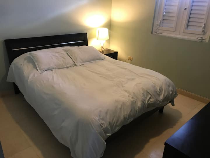 Spavaća soba 2: 1 bračni krevet, TV zaslon i klima-uređaj