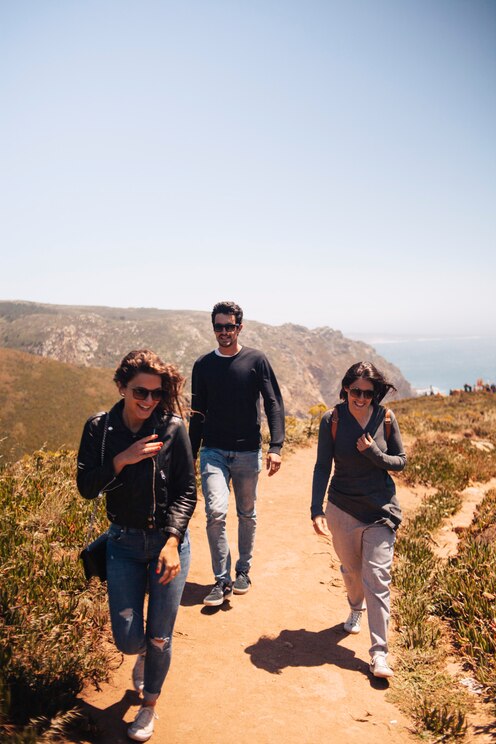 Show full-screen, host-provided image