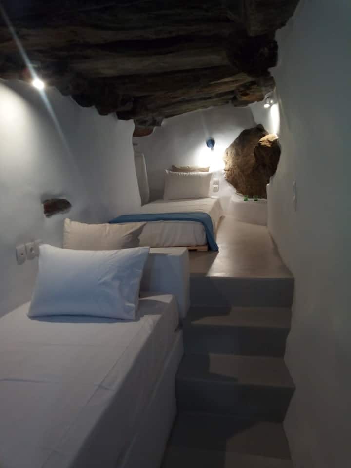 الغرفة الثانية في المنزل ، وهي عبارة عن مبنى قديم موجود ، وعينة من الهندسة المعمارية المبكرة التي استخدمت الصخور وليس العوارض الخشبية لدعم السقف.