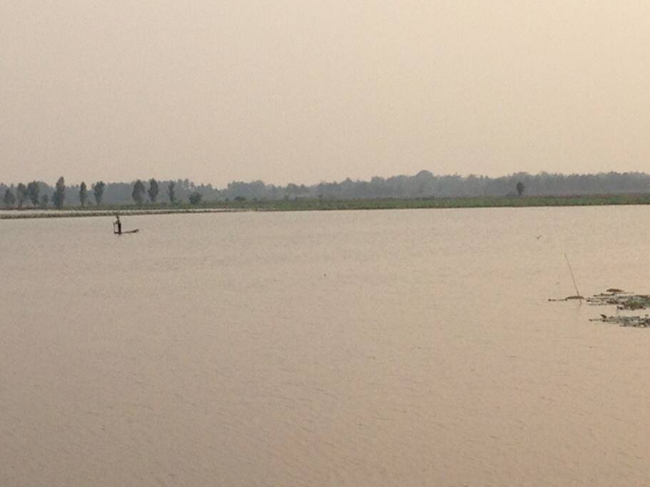 Nong Kom Ko surrounding