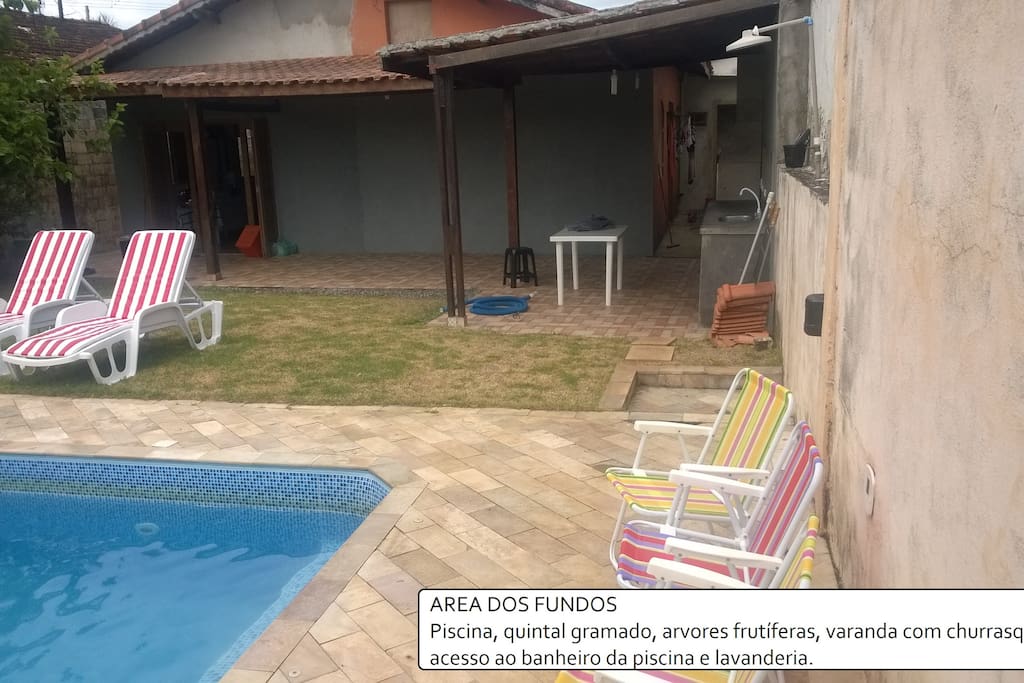 Area dos Fundos:
Piscina, Quintal Gramado, Varanda com Churrasqueira e acesso ao banheiro da Piscina e Lavanderia.