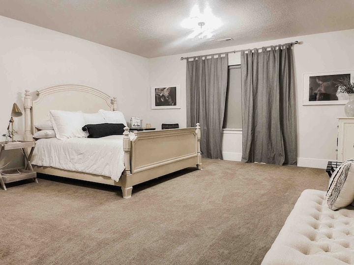 Dormitorio principal con cama tamaño king y TV de 55pulgadas, humidificador, ventilador de piso, muchas mantas y almohadas adicionales.  Cada habitación tiene cargos telefónicos y portaequipajes. 