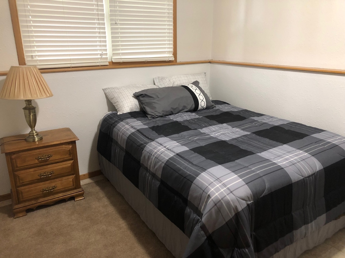 Големина на брачен кревет (широк 150-179 см) на пони