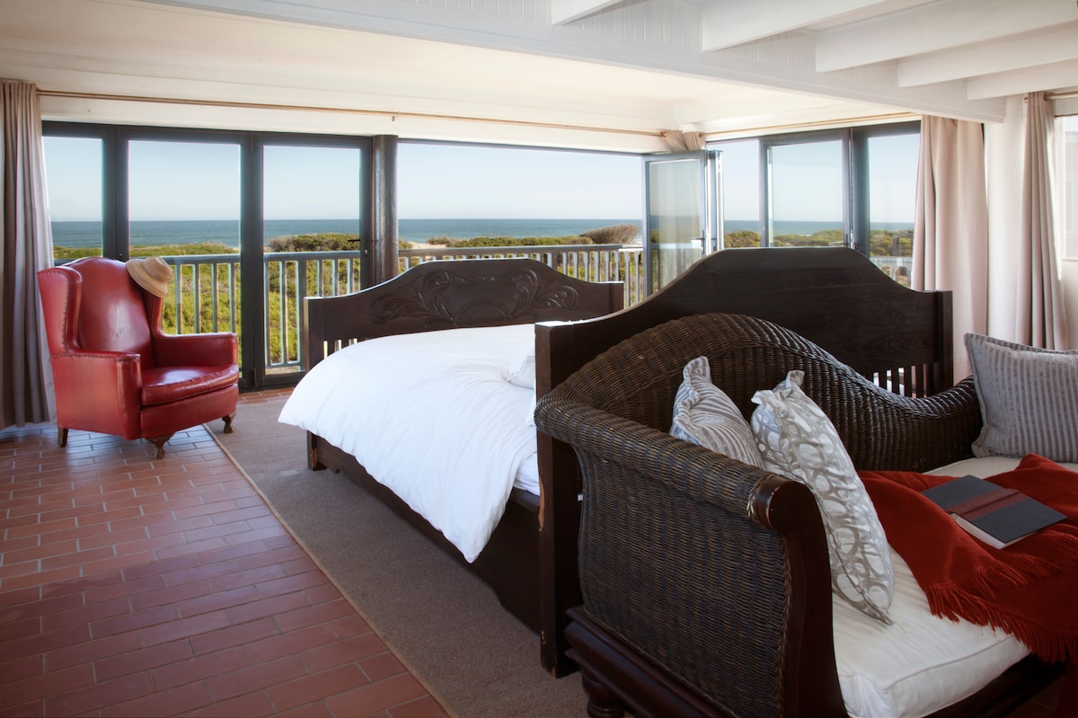 חדר שינה ראשי עם נוף מרהיב לים.