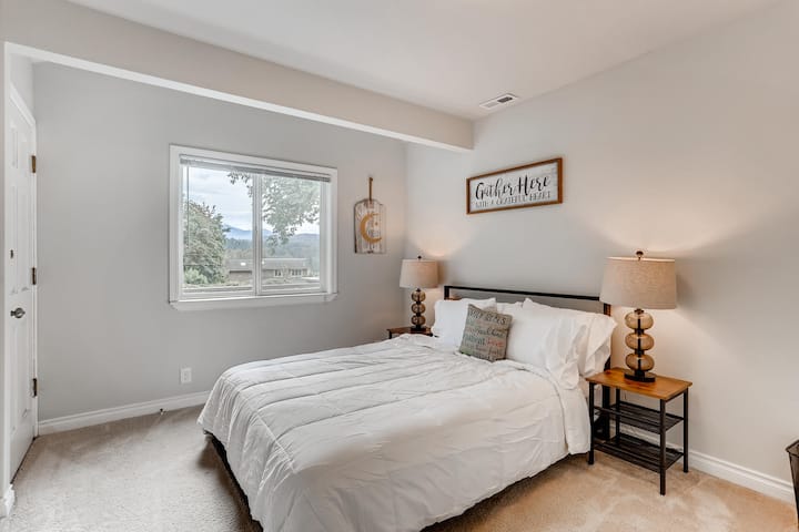 Karibu kwenye chumba cha kulala cha pili, sehemu angavu na yenye kuvutia iliyoundwa kwa ajili ya starehe. Chumba hiki kina kitanda cha kifahari, kinachofaa kwa marafiki au wanafamilia wanaosafiri pamoja. 