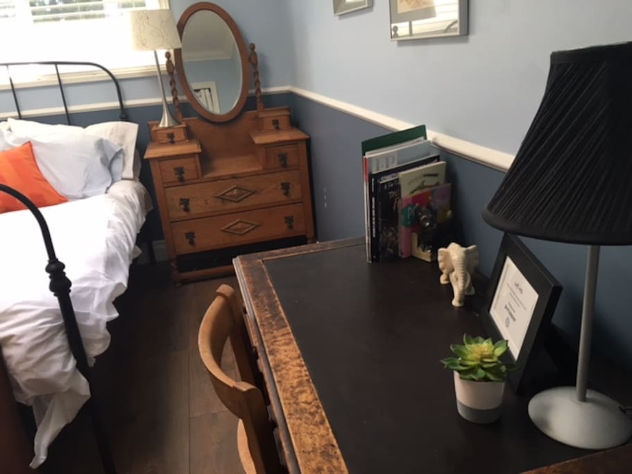 Desk fit for a laptop